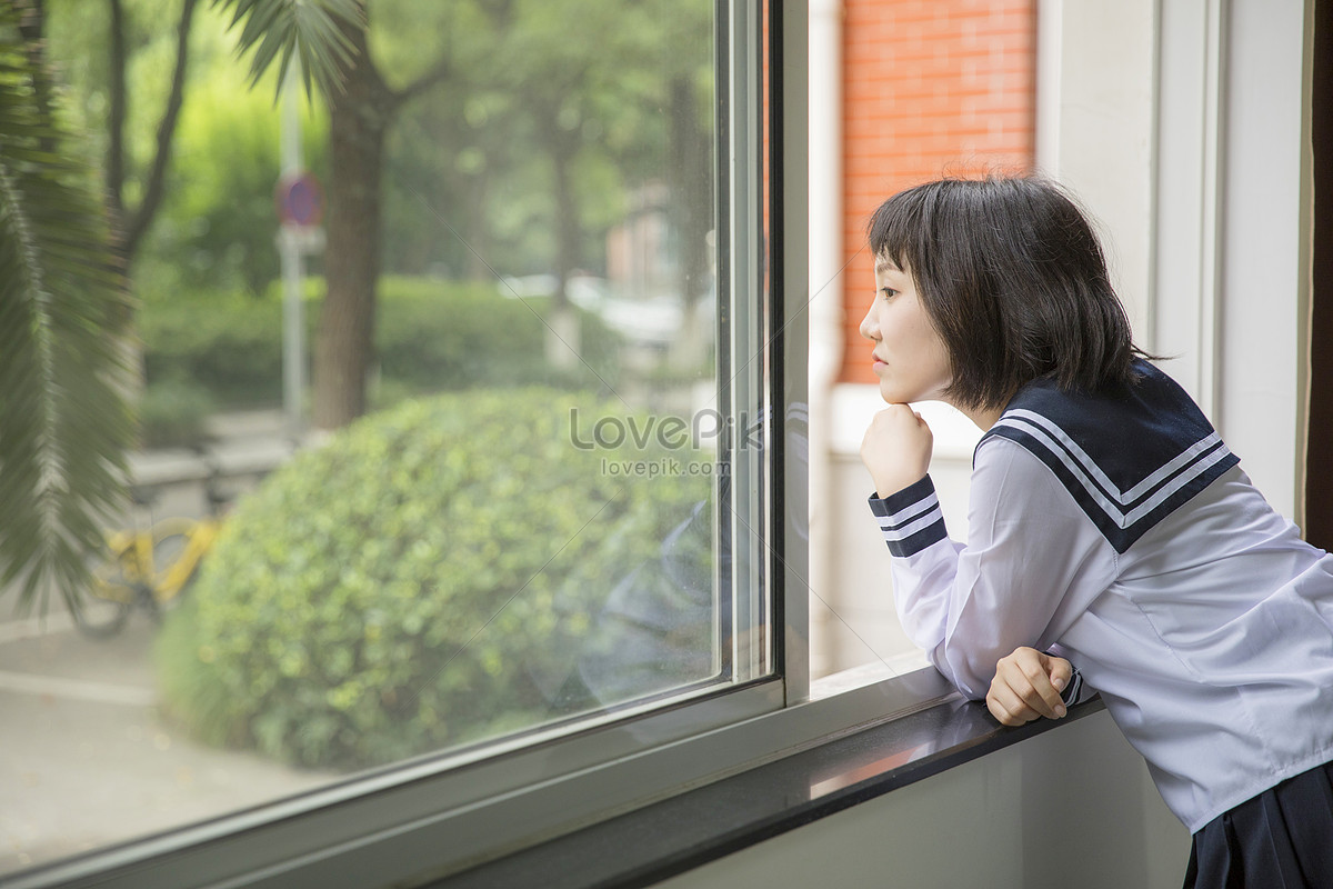 I looked out of the window. Учеба у окна. Classroom Window HD photo. The Pet looked out of the Window. Two High School girls are sitting in a School Bus, outside the Window is Night.