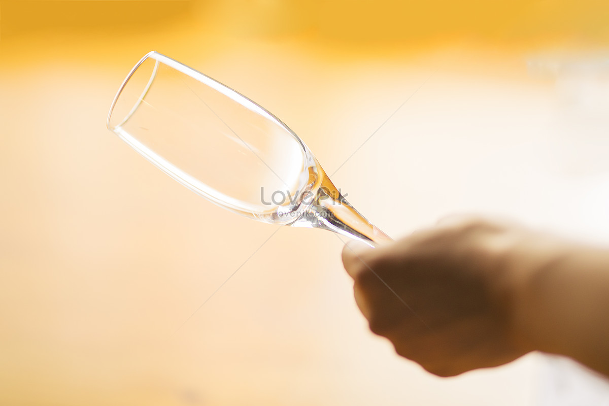一组酒杯拍摄，手托着杯是为了把温度传递到酒里|摄影|产品摄影|bingoman - 原创作品 - 站酷 (ZCOOL)