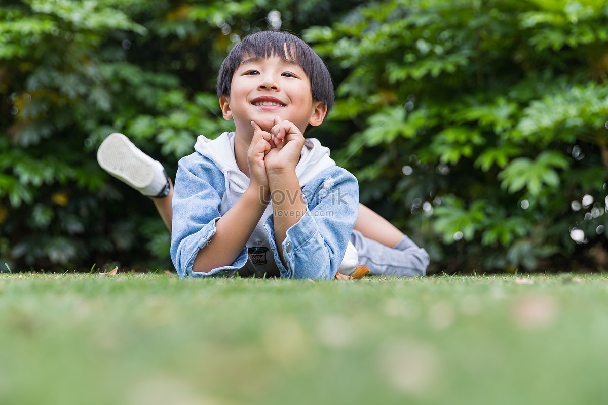 Lovely Children Are Happy On The Grass Picture And HD Photos | Free ...