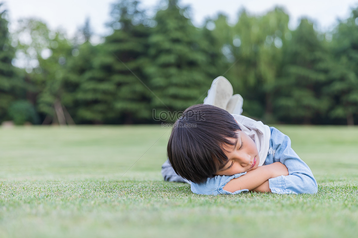 Trẻ em cỏ là những chàng trai, nàng công chúa nhỏ đang bước vào thế giới đẹp nhất của tuổi thơ. Hãy tìm đến những hình ảnh đẹp, trong lành, đầy màu sắc về trẻ em cỏ để cảm nhận những giây phút ngây thơ đáng yêu của tuổi thơ. Trẻ em cỏ mang đến cho bạn niềm vui, khởi đầu cho một ngày tươi mới với nhiều năng lượng và sự đáng yêu.