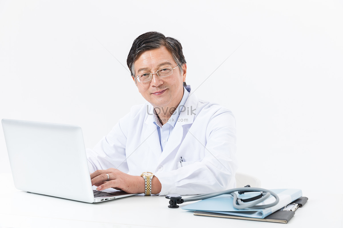 Доктор в возрасте PNG. Вьетнамский врачи рекомендует рисунка. Photo of a Doctor on Computer Asian. Старый врач нахмурился при виде компьютера картинка.