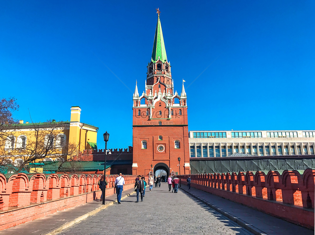 Московский кремль билеты. Ван Кремль. Кремль в голубых тонах. Достопримечательности Кремля в сине розовом фоне.