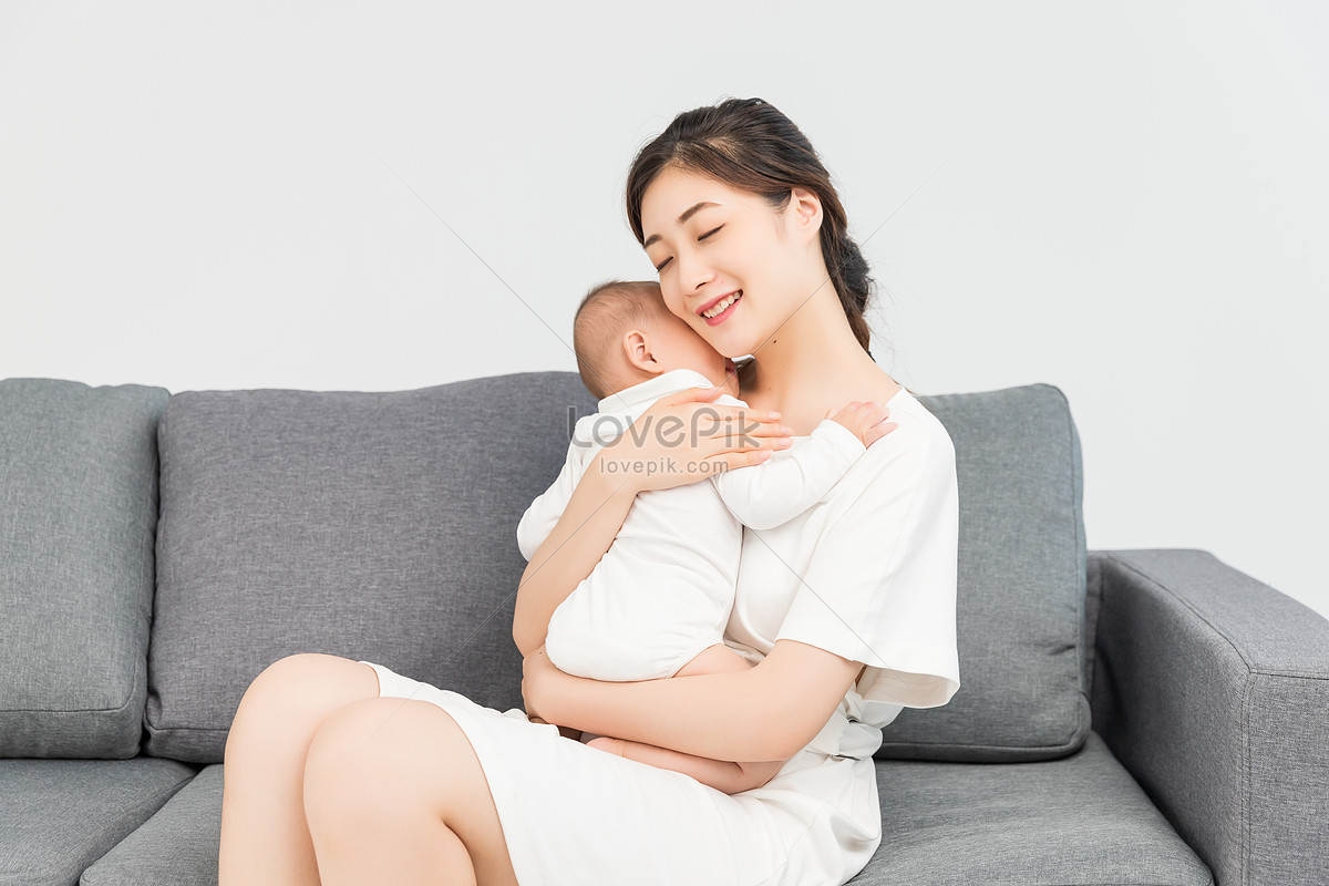 ảnh Hình Mẫu Bà Mẹ ôm đứa Bé đang Ngủ Trên Ghế Tải Xuống Miễn Phí ...