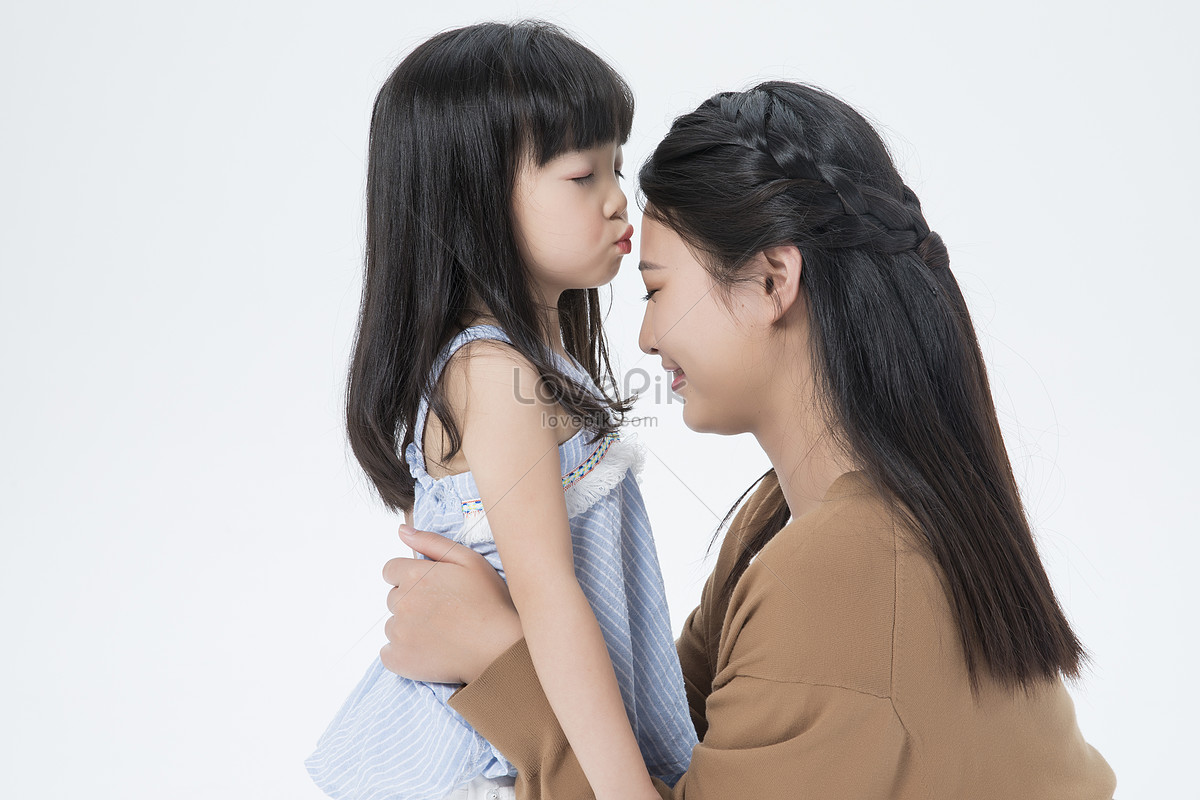 Madre E Hija Besandose Foto | Descarga Gratuita HD Imagen de Foto - Lovepik