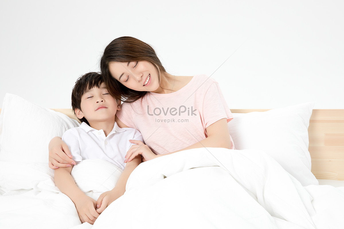 Картинки мама с ребенком спят в обнимку. Братик обнял спящей сестричке ноги в постели. Крокус сити мама с ребенком в обнимку
