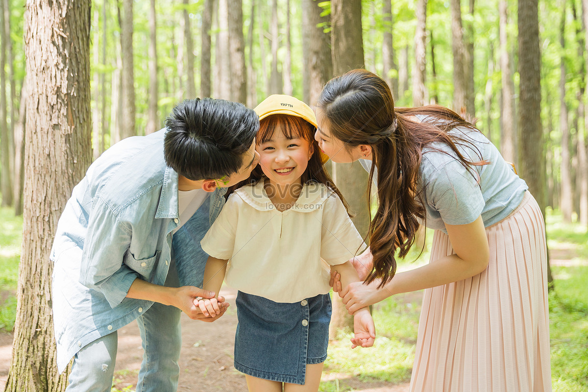 両親は公園の森で子供たちにキスイメージ 写真 Id Prf画像フォーマットjpg Jp Lovepik Com