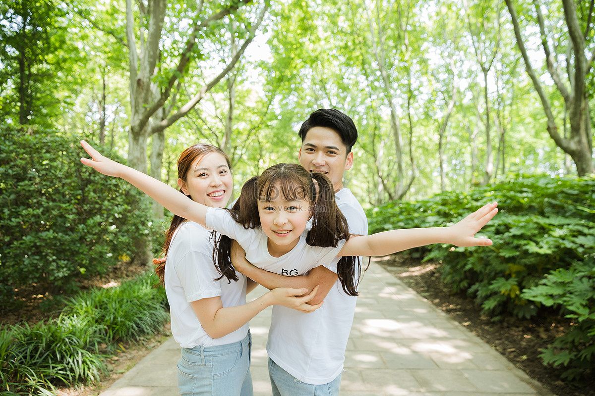 Parents up their children. Родители в парке. Дети с родителями парк жара.