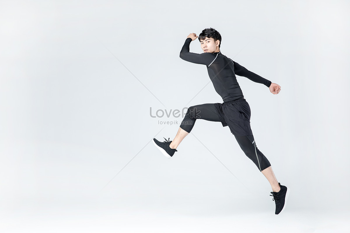 Athletic man jumping 15674976 PNG