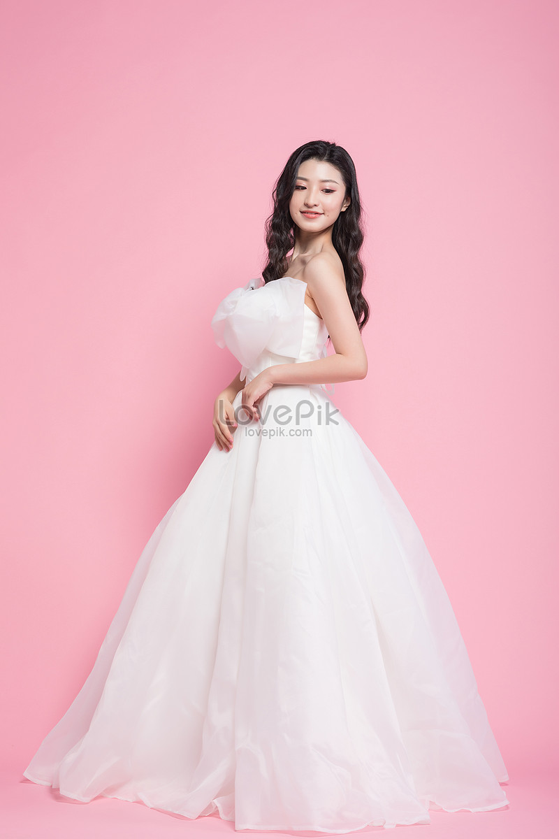 85,500+ Women In Gown Stock Photos, Pictures & Royalty-Free Images - iStock  | Luxury shopping bags, Women in fancy dress, Waiting