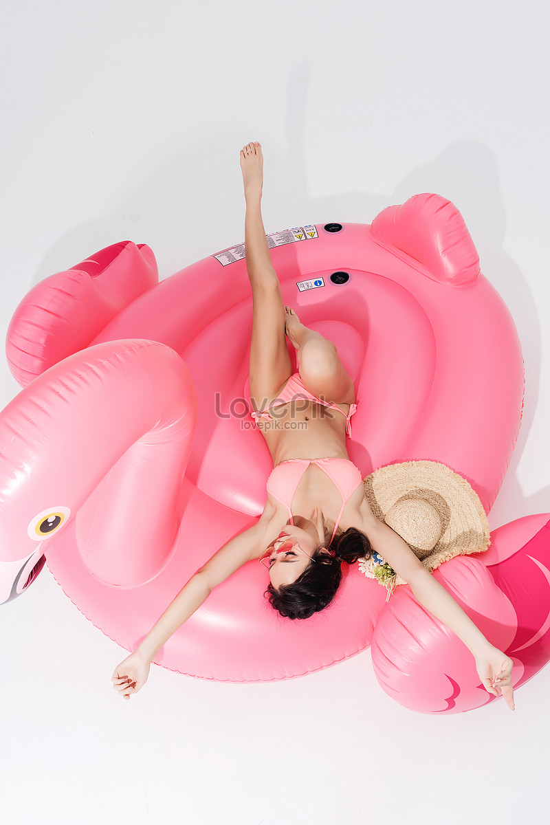 Красивая сексуальная девушка в купальнике лежит на плавать кольц  изображение_Фото номер 500926967_JPG Формат изображения_ru.lovepik.com