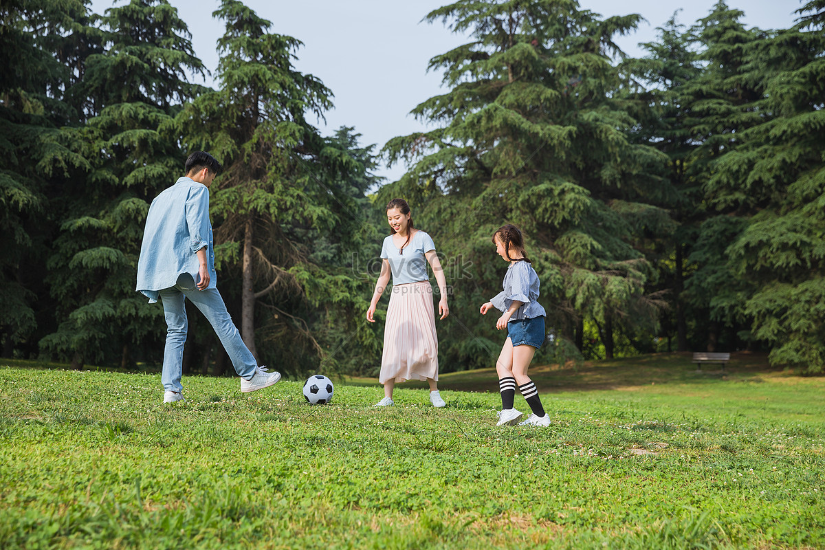 Семья играет в футбол. Семья играет на траве. Игра в футбол семьей картинка. Фото семья футбол лужайка.