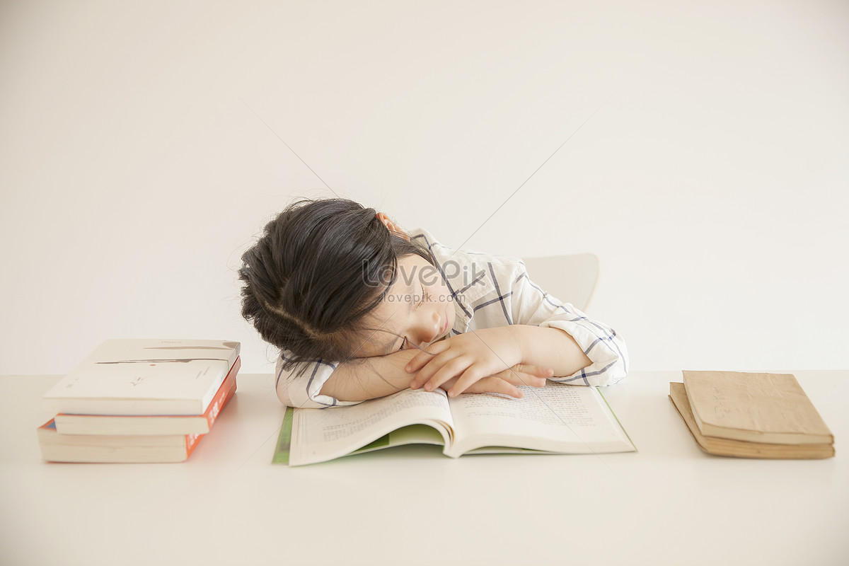 Cô gái, học, ngủ, tải xuống miễn phí: bạn là một cô gái chăm chỉ và có thói quen học tập ngay cả khi nằm trên giường? Hãy xem hình ảnh liên quan đến từ khóa này để tìm kiếm những tài liệu học tập miễn phí và hữu ích cho việc học tập của bạn.