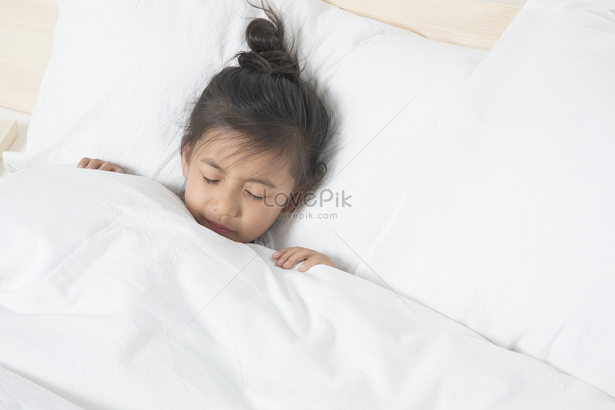 年轻女子睡在床上照片摄影图片_ID:374492707-Veer图库