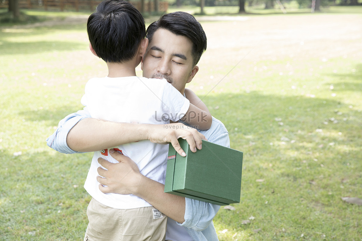 Is than his father. Папа дарит сыну планшет. Отец дарит сыну Хадад. The son gives his father a Gift. Отец подарил сыну приставку.