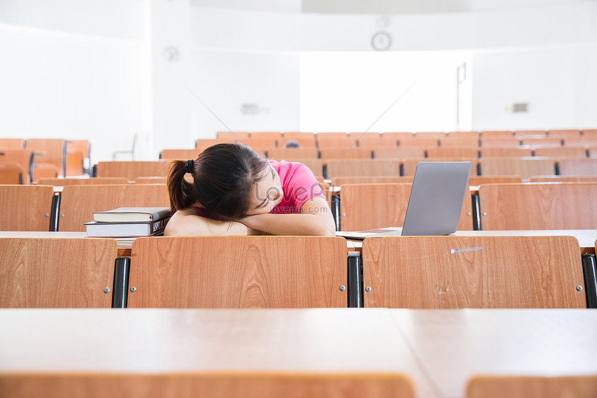 Am class. Одинокий студент в аудитории. Отдыхающий студент советы. Без трусов в аудитории университета.