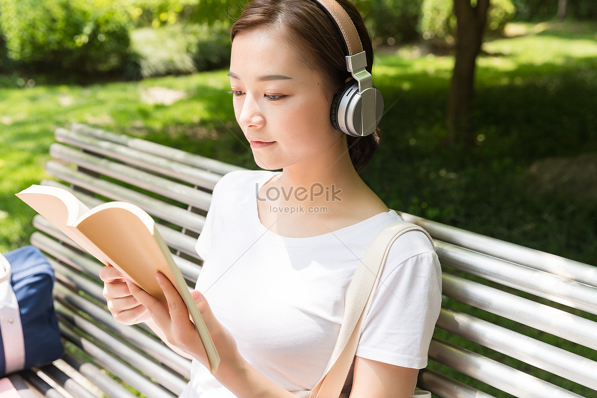 My friend like listen to music. Студент слушает музыку. From what year to what YEARPEOPLE listen to Music withvibrant Eva.