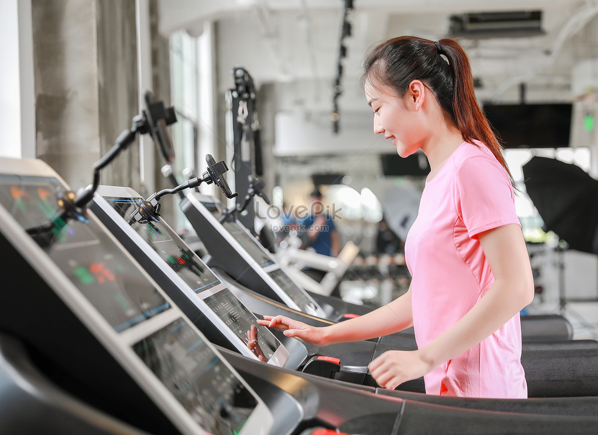 19,500+ Woman Treadmill Gym Stock Photos, Pictures & Royalty-Free Images -  iStock