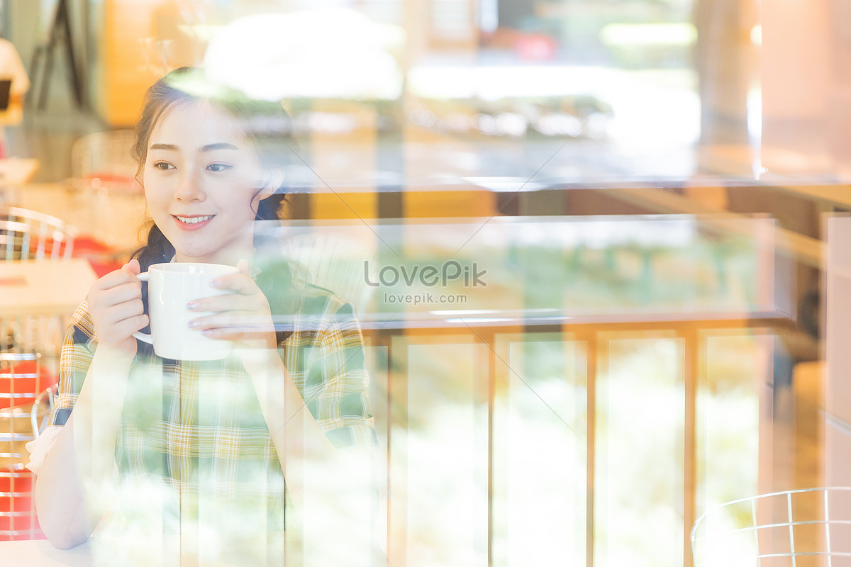 Chica Tomando Café En La Cafetería Foto | Descarga Gratuita HD Imagen de  Foto - Lovepik