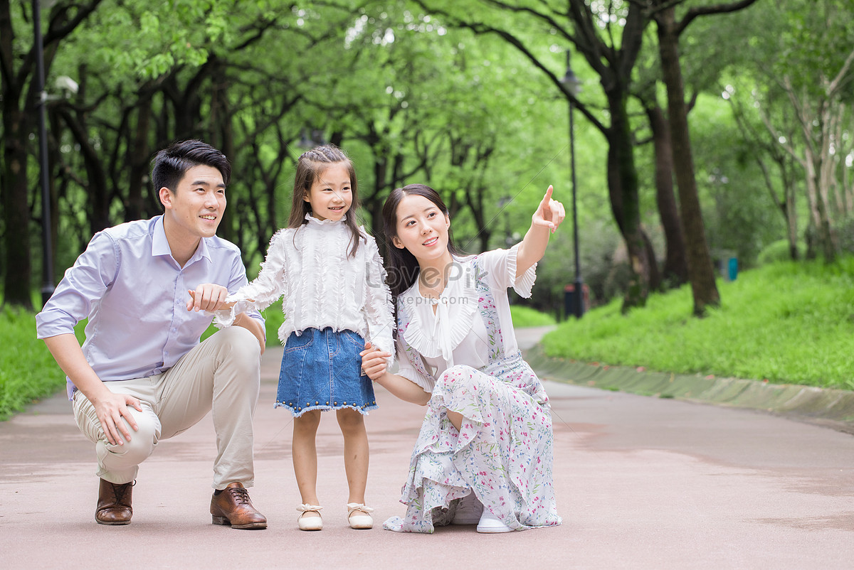 Китаянки дочь отец. Семья азиаты в парке. Китайская семья в парке. Папа с дочкой китайцы соревнуются дома.