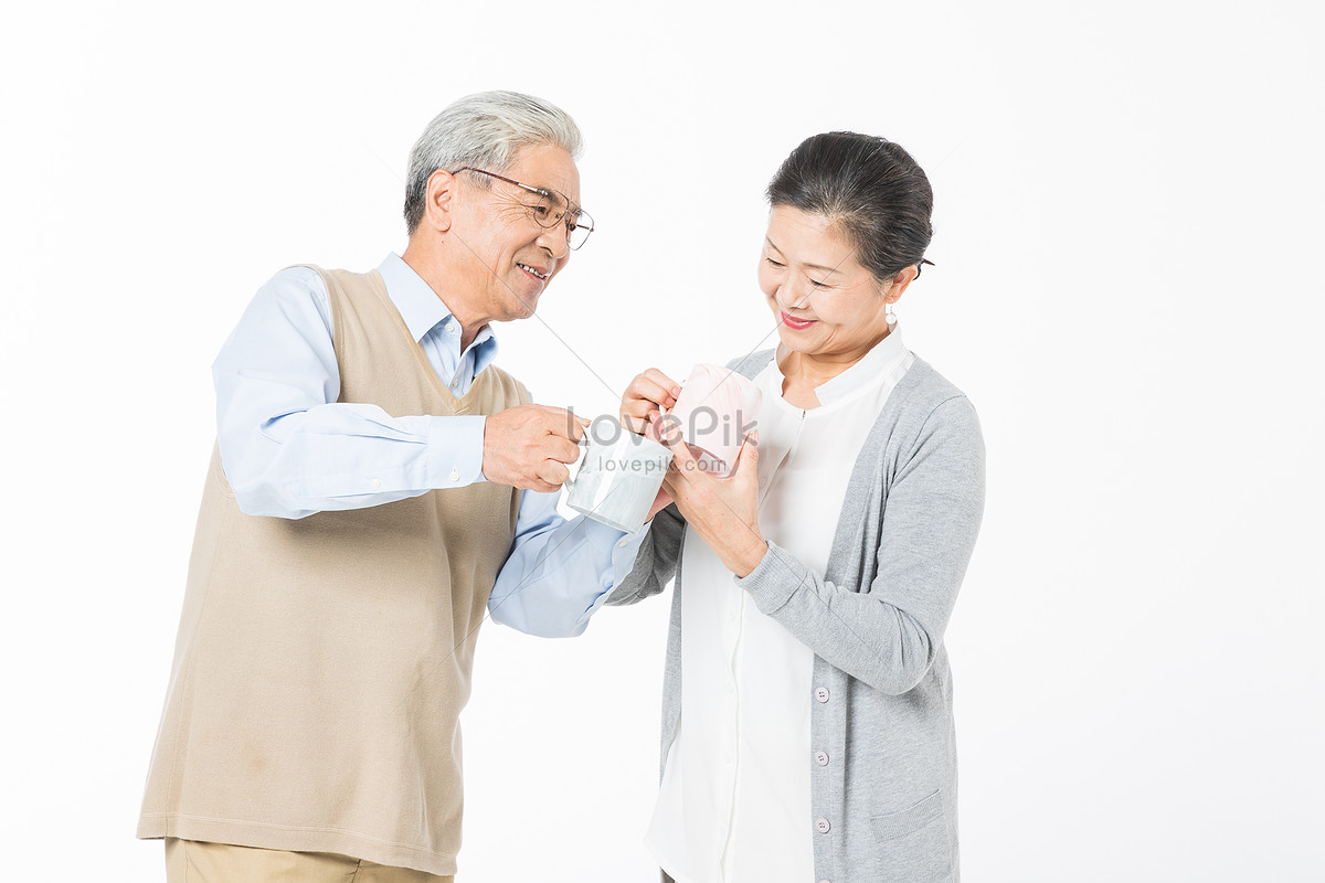 Yang tua. Old couple drinking Water.