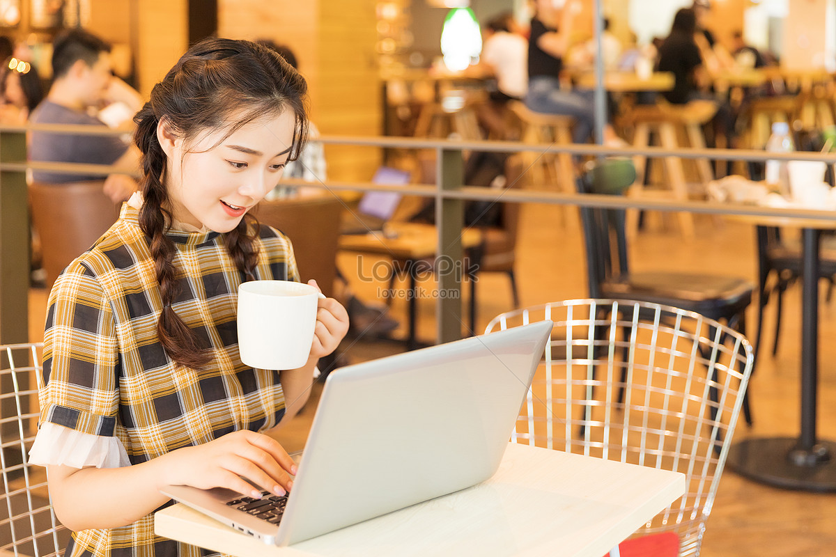 Cafetería Joven Chica Viendo Pelicula Con Computadora Foto | Descarga  Gratuita HD Imagen de Foto - Lovepik