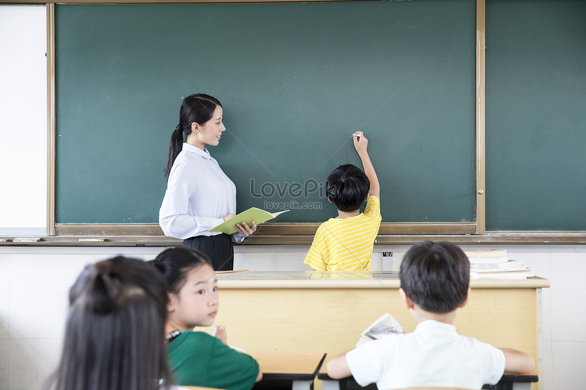 Две ученицы учительницу. Фото учительница и ученица мусульман. Учительница и ученица младшая школа анимация.