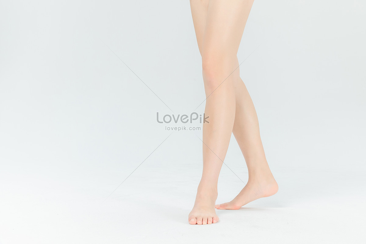 крупным планом ноги и ступни молодой привлекательной женщины рядом с бассейном