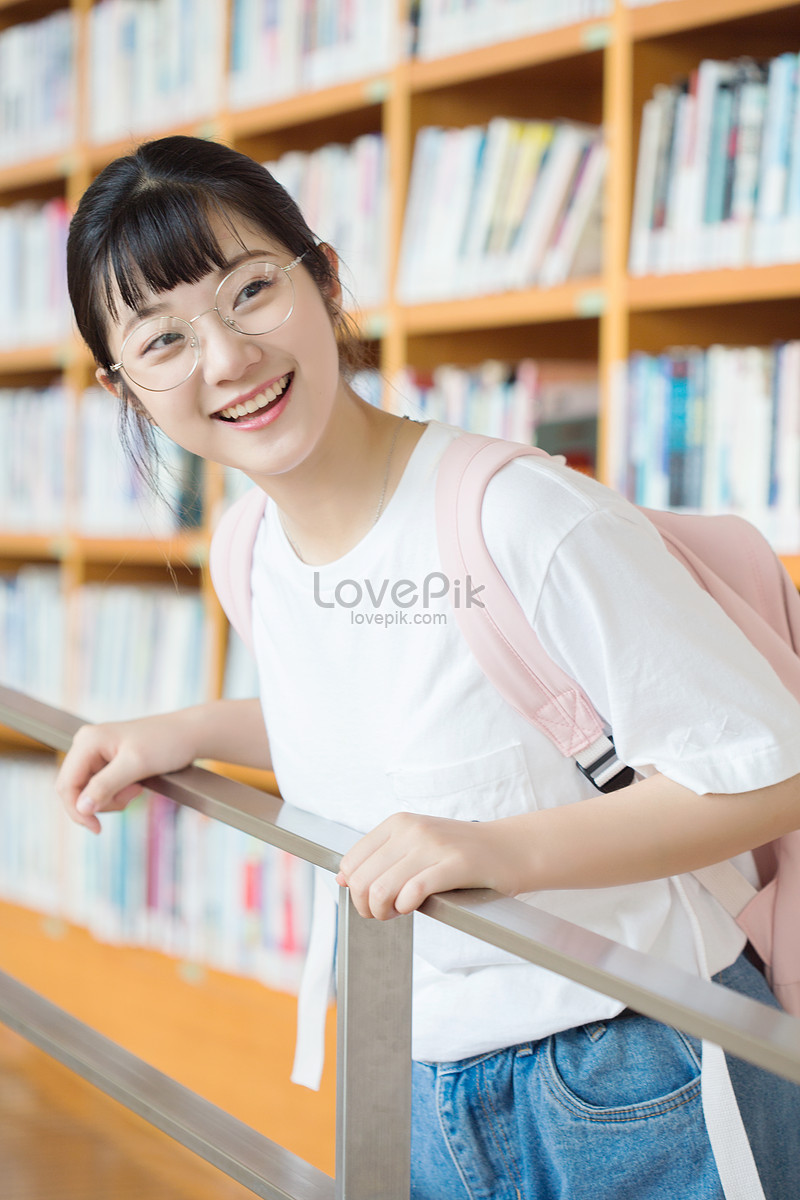 หญิงสาวกำลังอ่านหนังสือในห้องสมุด Hd ภาพถ่ายอ่านหญิง หญิง ความงาม