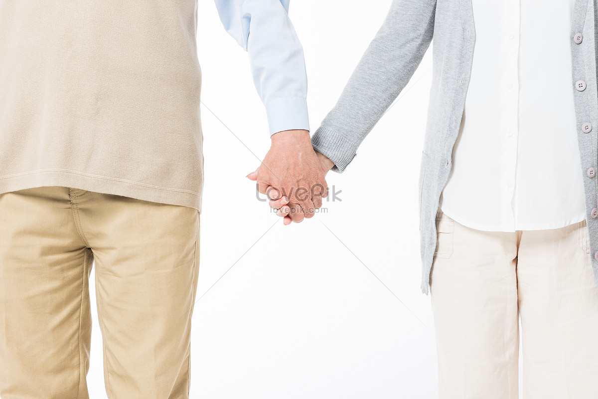 Hãy cùng chiêm ngưỡng bức ảnh nắm tay người già đầy cảm xúc này để khám phá tình cảm chân thật và sự ấm áp của hai người.
