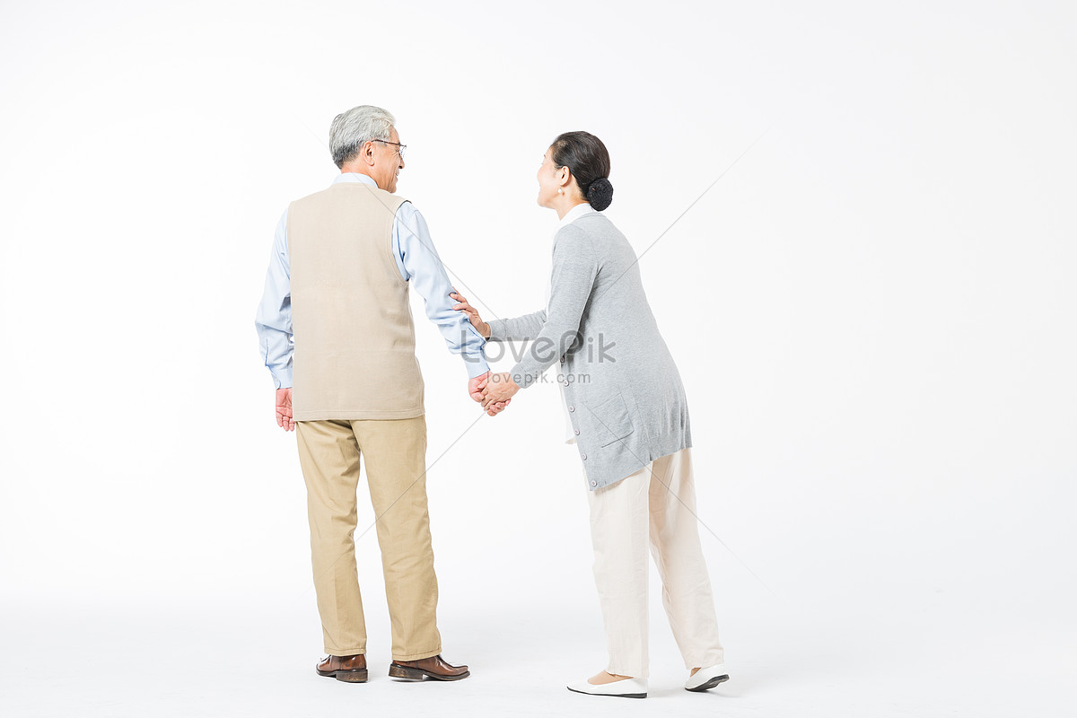 Hãy cùng nhìn vào bức ảnh nắm tay người già này để cảm nhận được tình cảm dành cho nhau của hai con người đã trải qua hết bao thăng trầm cuộc đời.