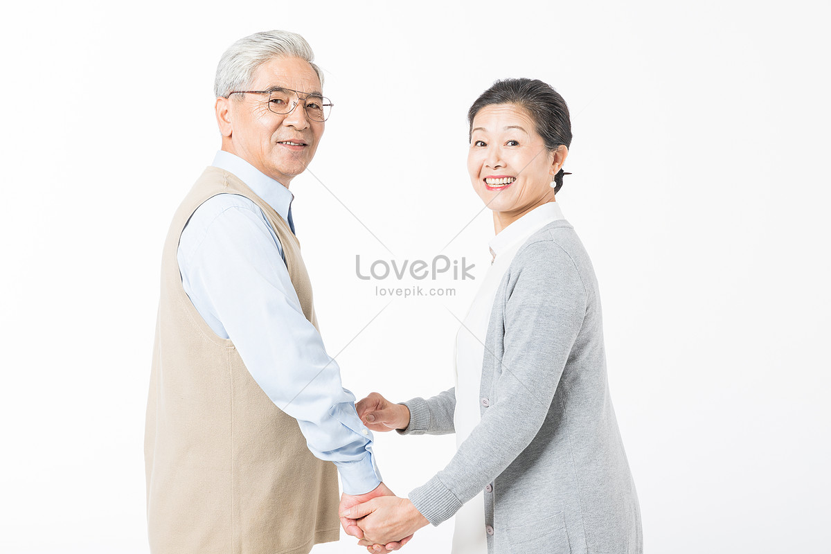Một bức ảnh cảm động về đôi tay già phụng phịu nắm chặt nhau sẽ khiến bạn cảm nhận được tình yêu và sự gắn kết của những người lớn tuổi. Nếu bạn muốn trải nghiệm cảm xúc đó, hãy xem ngay bức ảnh này.