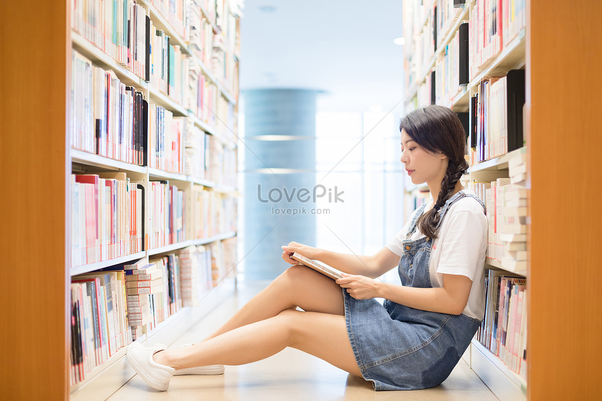 รูปแบบการอ่านการอ่านในห้องสมุด Hd ภาพถ่ายผนังหนังสือ ความงาม ภาพ