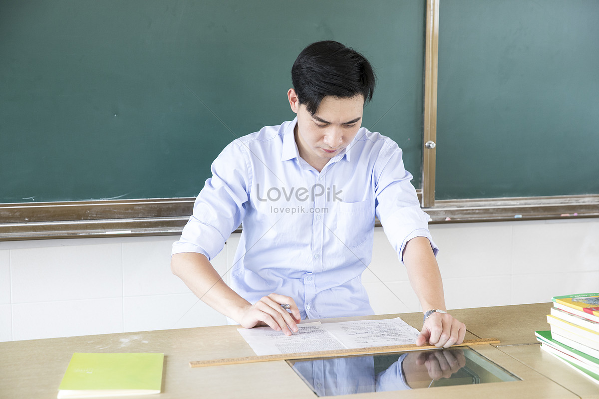 Male Teachers In Class Picture And HD Photos | Free Download On Lovepik