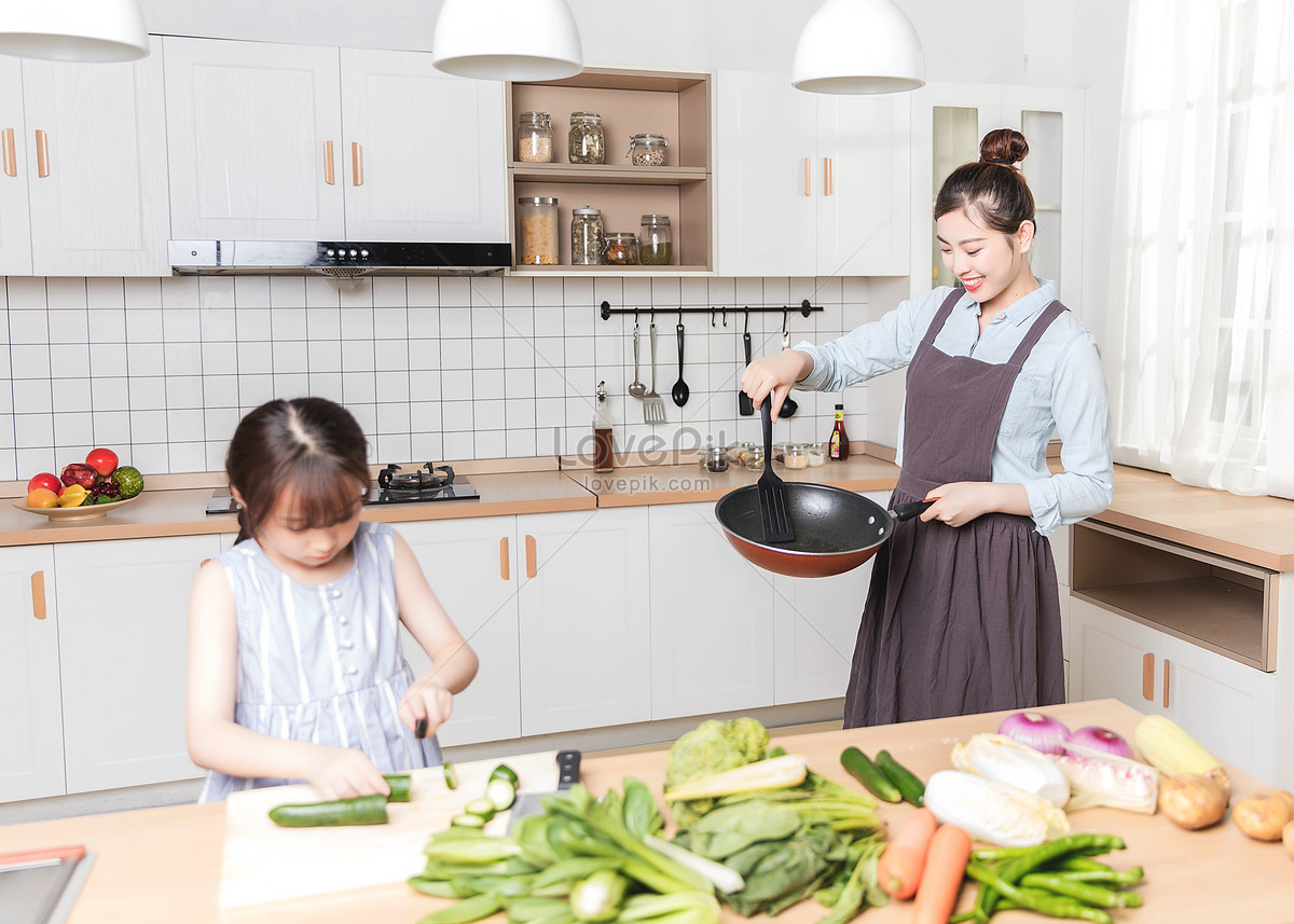 Японские мамы на кухне. Японские матеря на кухне.
