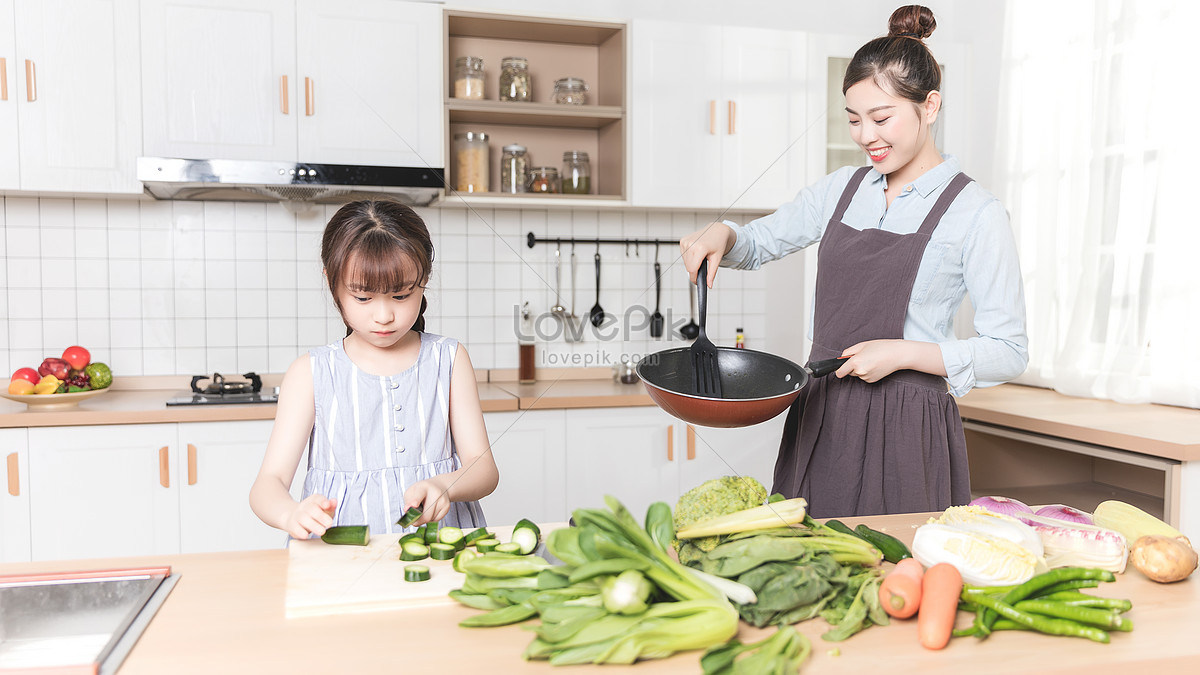 Японская мама на кухне. Мама с ребенком на кухне. Боевая девочка и мама на кухне. Японские матеря на кухне.