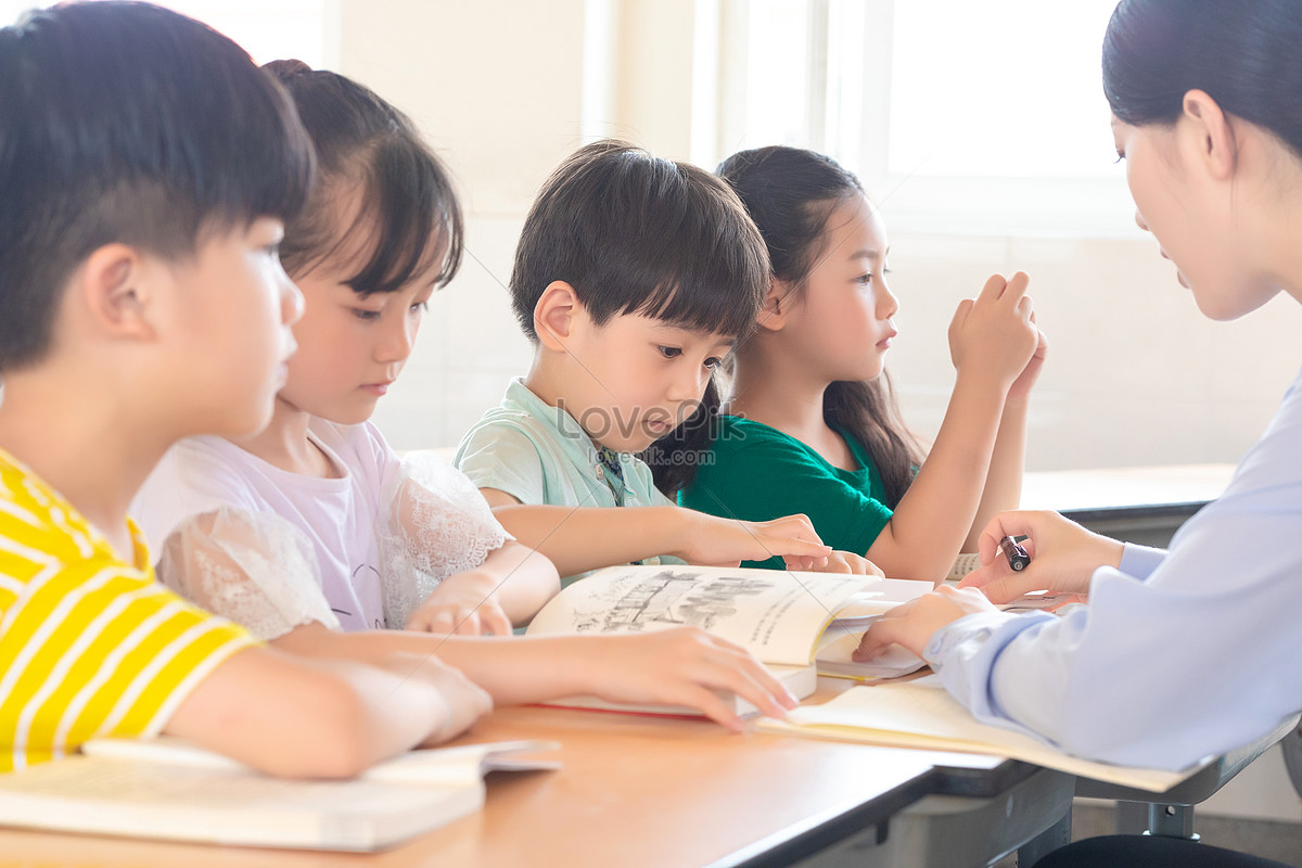 Open classrooms. Школьник начальные классы азиатской внешности. Japanese little pupils in Spring.