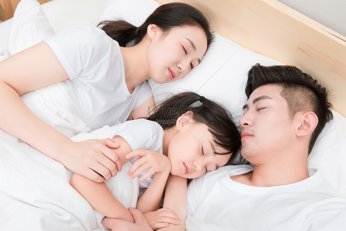Dormir En Una Cálida Familia De Tres Foto | Descarga Gratuita HD Imagen de  Foto - Lovepik