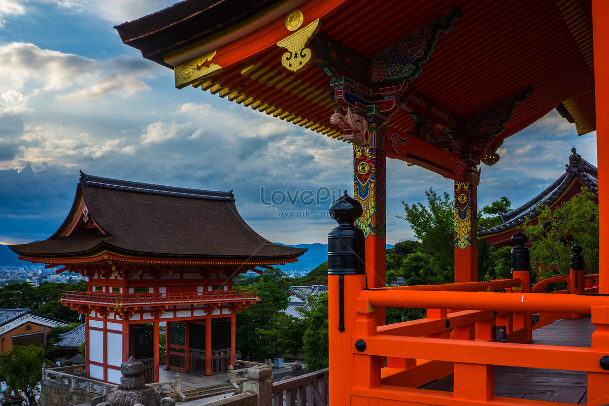 Kyoto là một trong những điểm đến tuyệt đẹp của Nhật Bản mà bạn không thể bỏ qua. Nơi đây, hoàng hôn đượm sắc màu vàng óng từ ánh nắng chiếu đổ giữa dãy núi phía đông và phía tây sẽ khiến bạn điêu đứng. Chiêm ngưỡng hoàng hôn ở Kyoto sẽ là một trải nghiệm vô giá trong đời.