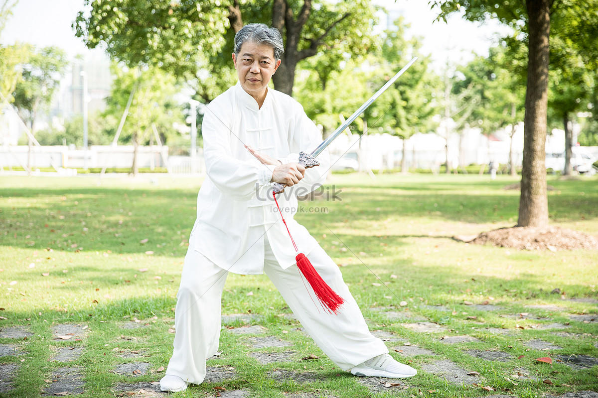 Gratis Foto Lansia Melatih Pedang Tai Chi, Unduh di Lovepik