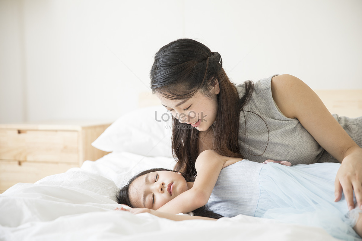 Азиатки мамы спят. Мать китоянка облизывает ребёнка ВКОНТАКТЕ.