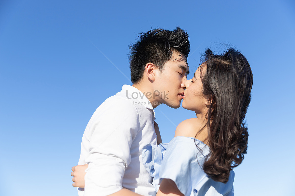 Европеец и азиатка целуются. Заставки на телефон любовь целоваться на море. Молодые пары в спортивных костюмах поцелую фото.