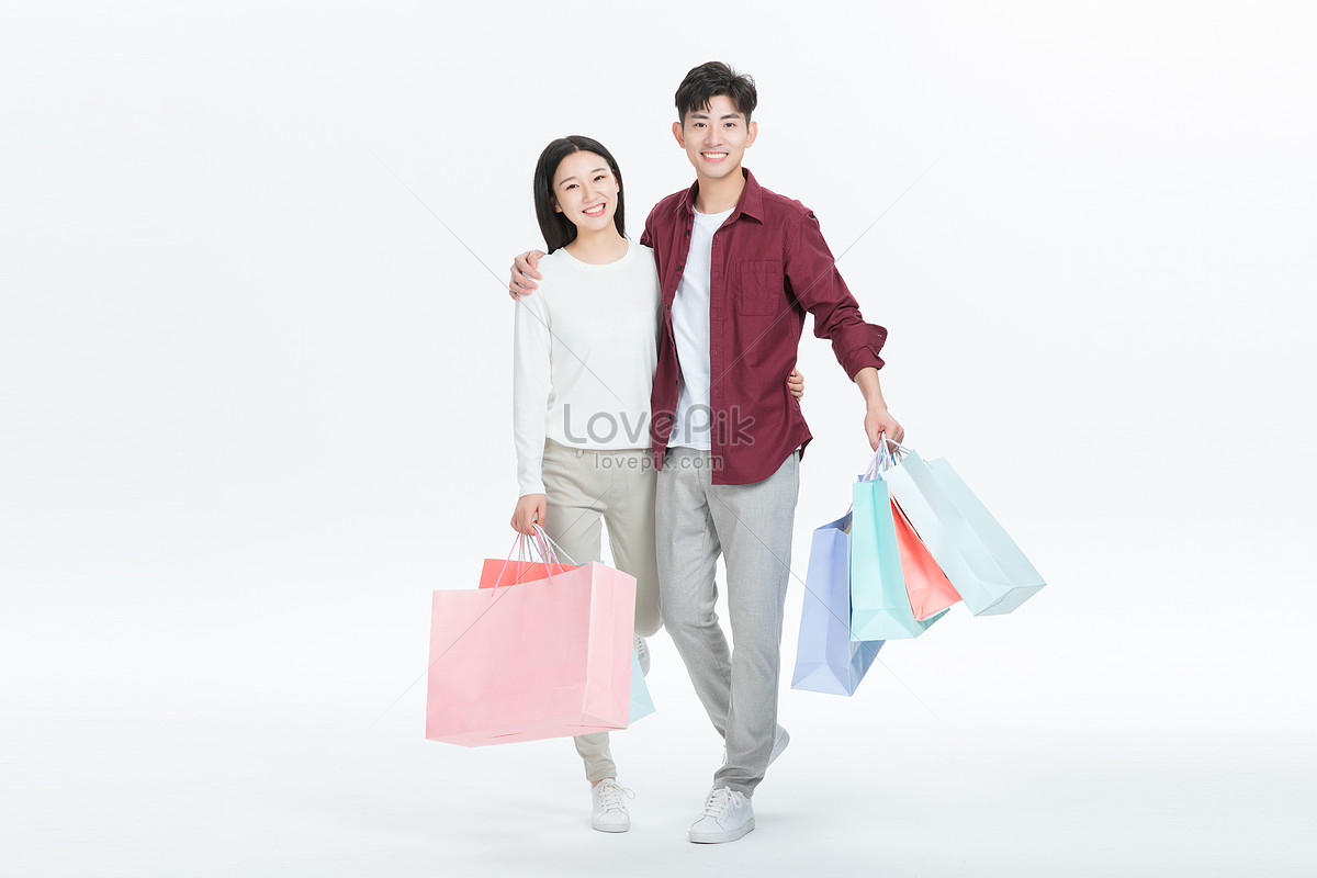 Молодая пара с покупками на белом фоне. Big love shopping