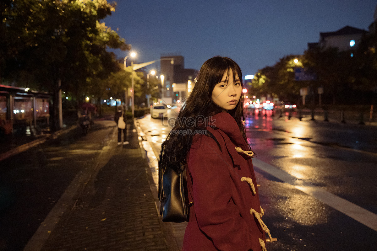 Cô gái đơn độc đang đi trên phố vắng, lấp lánh trong đèn đường, tạo thành bức tranh lãng mạn khó lòng quên. Những bức ảnh cô đơn đường phố ban đêm, mang đến cho bạn sự tự do, khám phá và tìm kiếm cuộc sống đầy tính cách riêng biệt.
