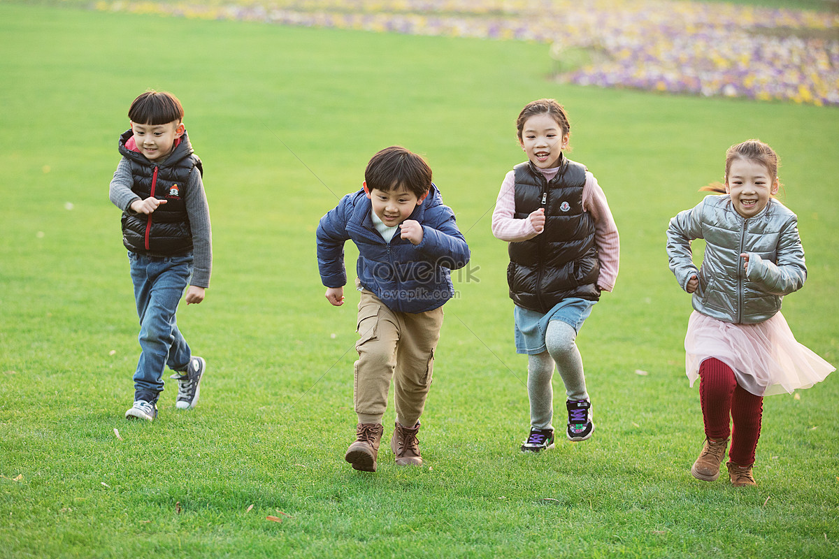 草地上奔跑的孩子们的背影高清摄影大图-千库网