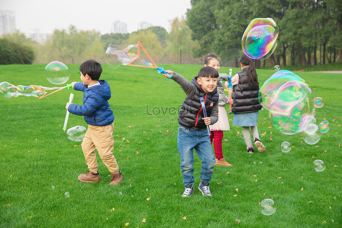 Childrens Park Playing With Bubbles Picture And HD Photos | Free ...