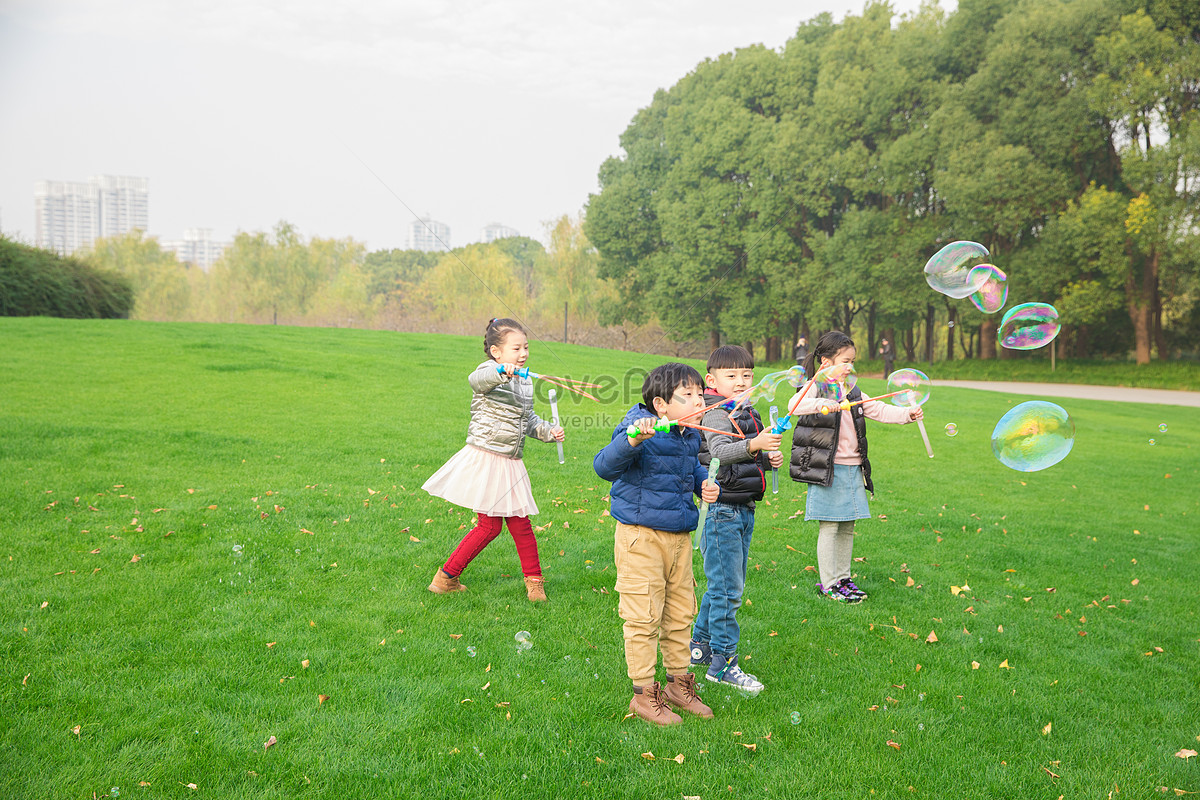 Parque Infantil Jugando A Soplar Burbujas Foto 