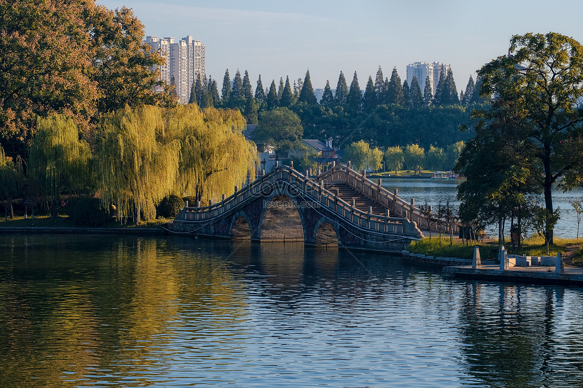 Corridor Bridge Of Martyrs Park, Changsha, Hunan Picture And HD Photos ...