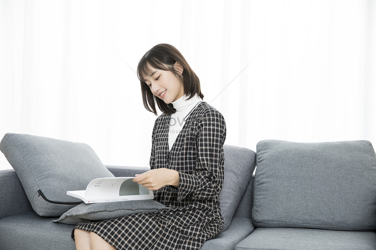 Девушка читает на вибраторе
