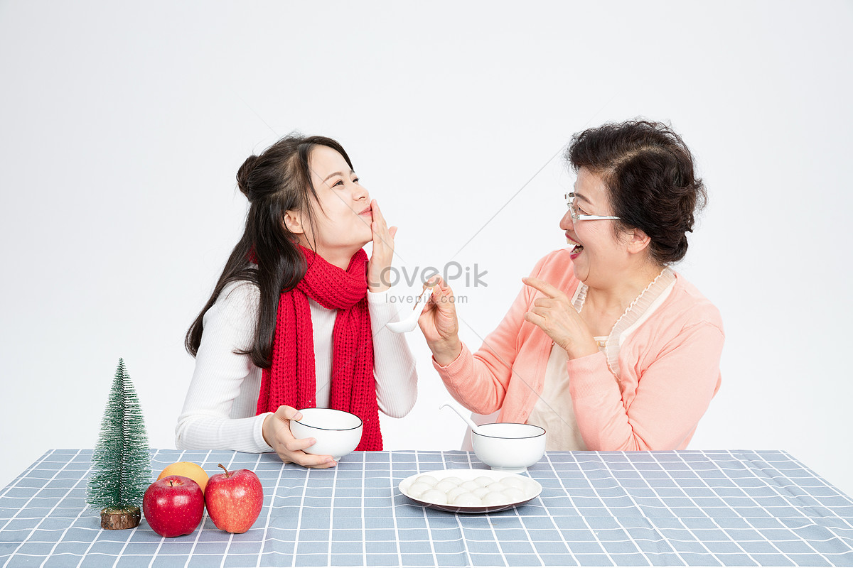A mãe comendo a filha