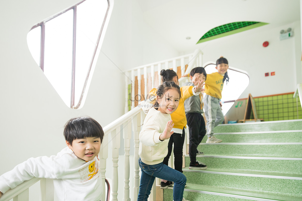 Kinder Niños Subiendo Las Escaleras Foto | Descarga Gratuita HD Imagen de  Foto - Lovepik